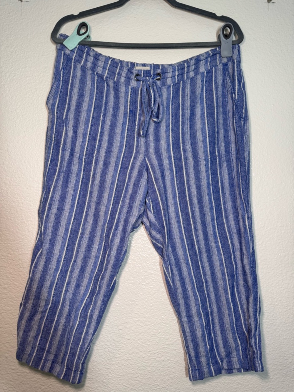 Per Se Blue and White Striped Capris linen blend